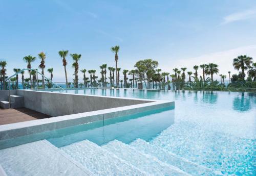 Imagen de la piscina del Hotel The Grandresort &ndash; Limited Edition By Leonardo Hotels. Foto 20