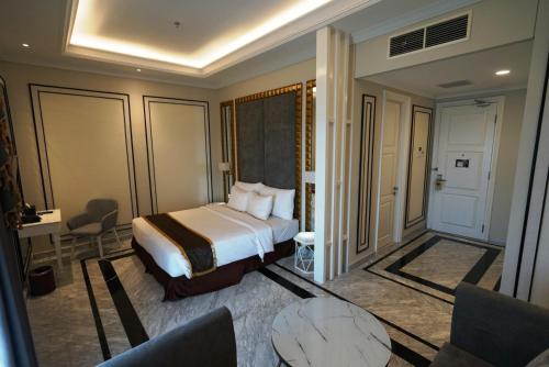 Imagen de la habitación del Hotel The Grantage & Sky Lounge. Foto 18