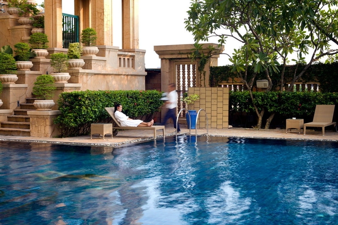 Imagen de la piscina del Hotel The Great Duke Phnom Penh. Foto 15