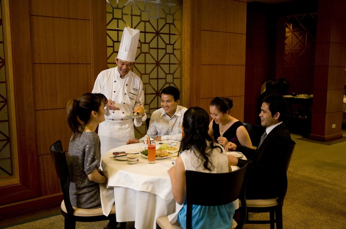Imagen del bar/restaurante del Hotel The Great Duke Phnom Penh. Foto 2