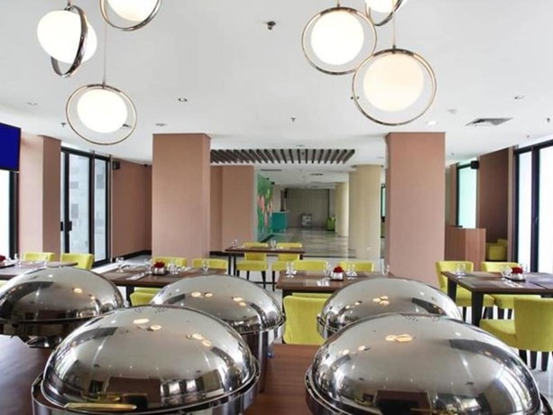 Imagen del bar/restaurante del Hotel The Green, Bekasi. Foto 5