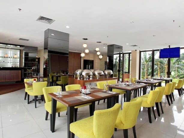 Imagen del bar/restaurante del Hotel The Green, Bekasi. Foto 6