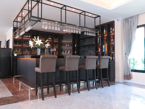 Imagen del bar/restaurante del Hotel The Green View, Samut Prakan. Foto 6