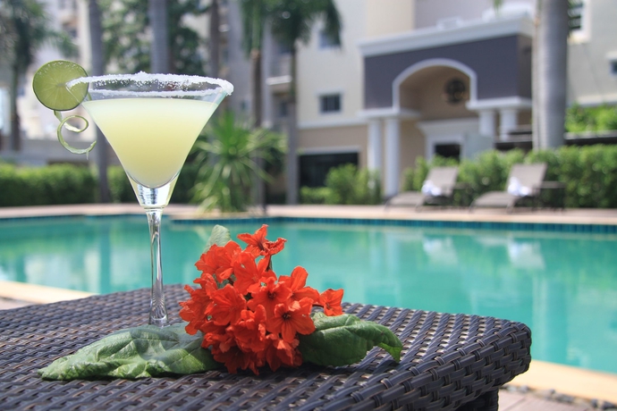 Imagen de la piscina del Hotel The Green View, Samut Prakan. Foto 18