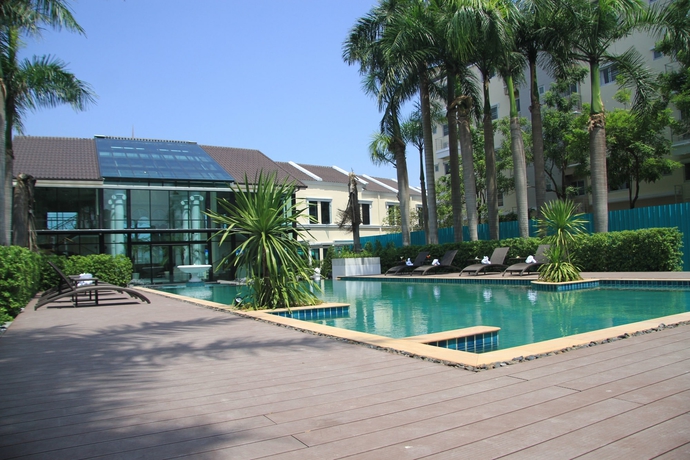 Imagen de la piscina del Hotel The Green View, Samut Prakan. Foto 19