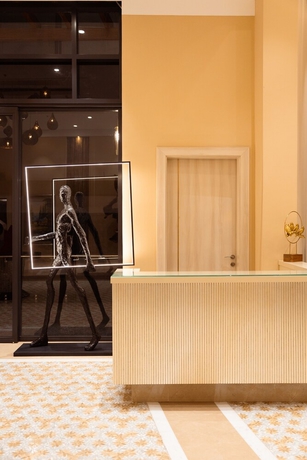 Imagen de los interiores del Hotel The Greenwood Guwahati. Foto 17