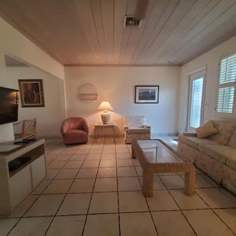 Imagen de la habitación del Hotel The Grove Beach Condominiums. Foto 12