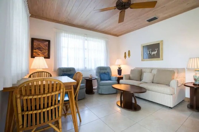 Imagen de la habitación del Hotel The Grove Beach Condominiums. Foto 13