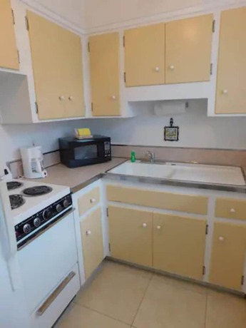 Imagen de la habitación del Hotel The Grove Beach Condominiums. Foto 15