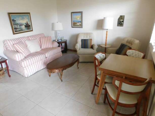 Imagen de la habitación del Hotel The Grove Beach Condominiums. Foto 16