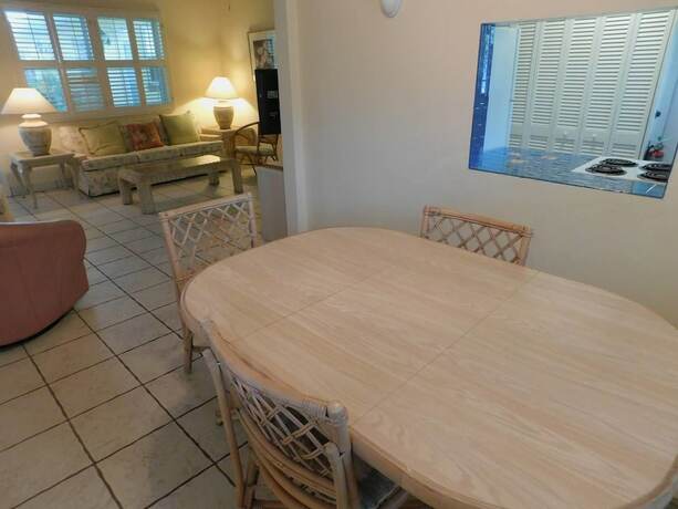 Imagen de la habitación del Hotel The Grove Beach Condominiums. Foto 17