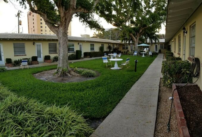 Imagen general del Hotel The Grove Beach Condominiums. Foto 7