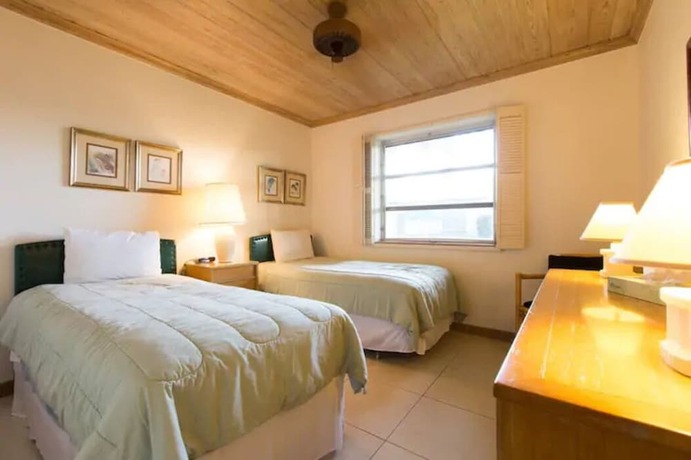 Imagen general del Hotel The Grove Beach Condominiums. Foto 9