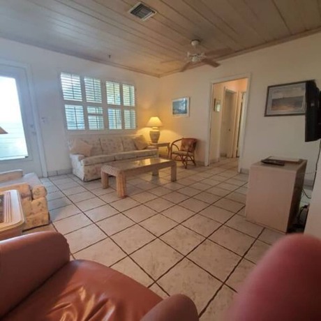 Imagen general del Hotel The Grove Beach Condominiums. Foto 11