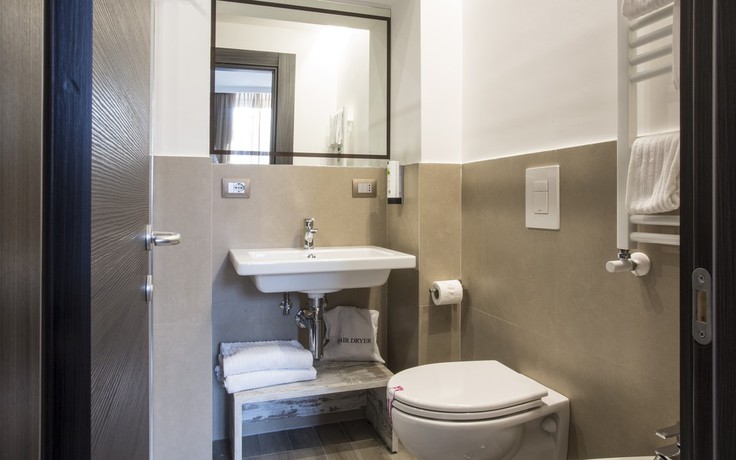 Imagen de la habitación del Hotel The Guardian. Foto 6