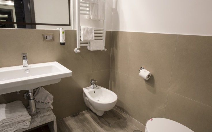 Imagen de la habitación del Hotel The Guardian. Foto 9