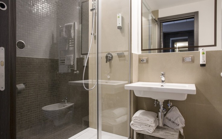 Imagen de la habitación del Hotel The Guardian. Foto 10