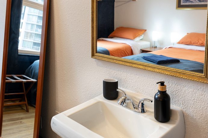 Imagen de la habitación del Hotel The Guesthouse Vancouver Downtown. Foto 4