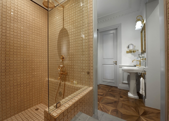 Imagen de la habitación del Hotel The Gunawarman. Foto 5