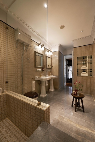 Imagen de la habitación del Hotel The Gunawarman. Foto 9