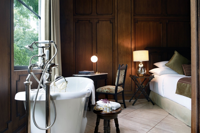 Imagen de la habitación del Hotel The Gunawarman. Foto 13