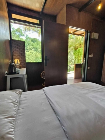 Imagen de la habitación del Hotel The HIJAU Camp and Cabin. Foto 11