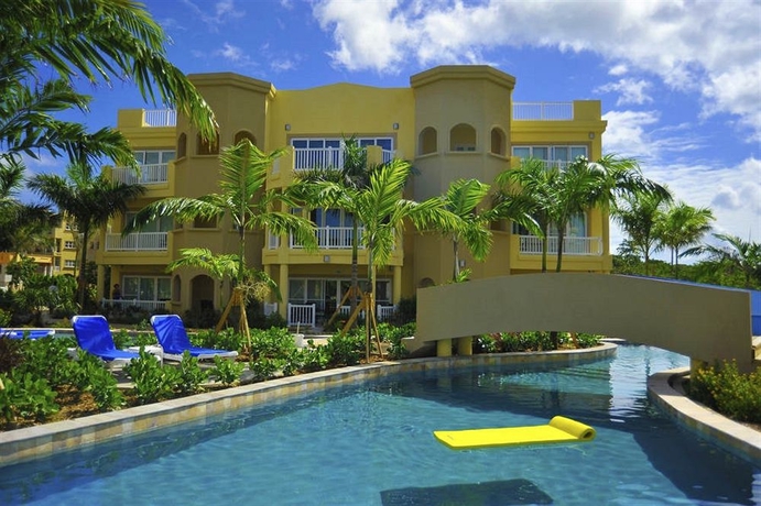 Imagen de la piscina del Hotel The Hamilton Beach Villas and Spa. Foto 15