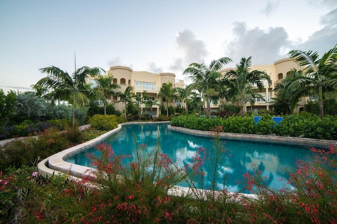 Imagen de la piscina del Hotel The Hamilton Beach Villas and Spa. Foto 16