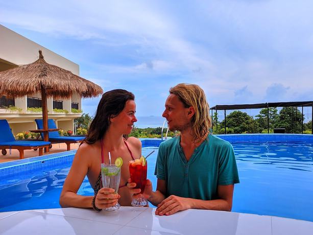 Imagen de la piscina del Hotel The Happinezz Hills Karimunjawa. Foto 17