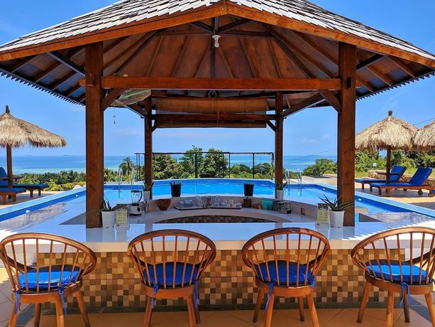 Imagen de la piscina del Hotel The Happinezz Hills Karimunjawa. Foto 18