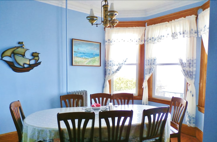Imagen del bar/restaurante del Hotel The Harbor House Bed And Breakfast. Foto 5