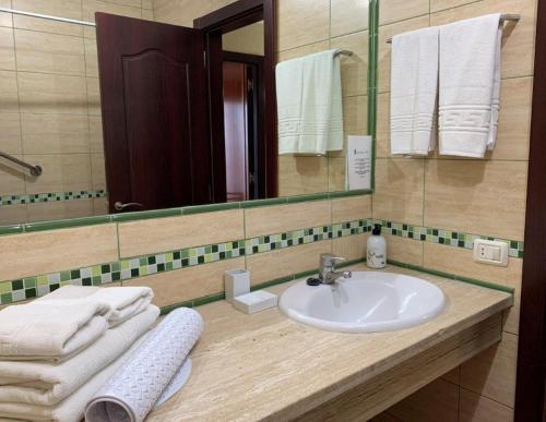 Imagen de la habitación del Hotel The Harbour Club. Foto 14