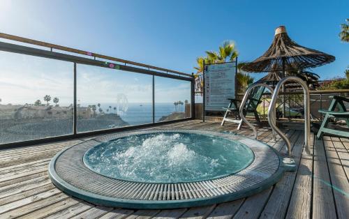 Imagen general del Hotel The Harbour Club. Foto 7