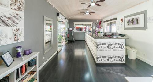 Imagen general del Hotel The Harbour Club. Foto 9