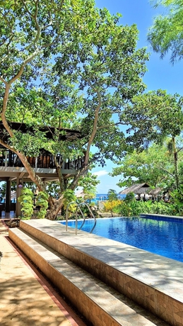 Imagen de la piscina del Hotel The Henry Resort Taramindu Laiya. Foto 13