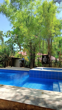 Imagen de la piscina del Hotel The Henry Resort Taramindu Laiya. Foto 14