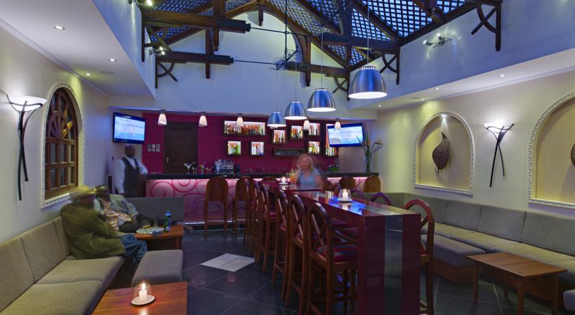 Imagen del bar/restaurante del Hotel The Heron By Sarovar Portico India. Foto 3