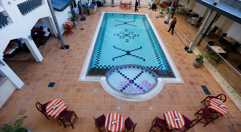 Imagen de la piscina del Hotel The Heron. Foto 17