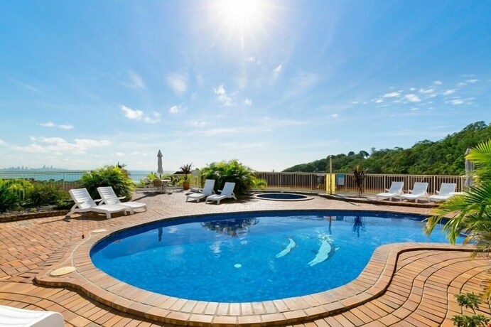 Imagen de la piscina del Hotel The Hill Apartments. Foto 35