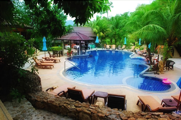 Imagen de la piscina del Hotel The Hill Resort. Foto 14