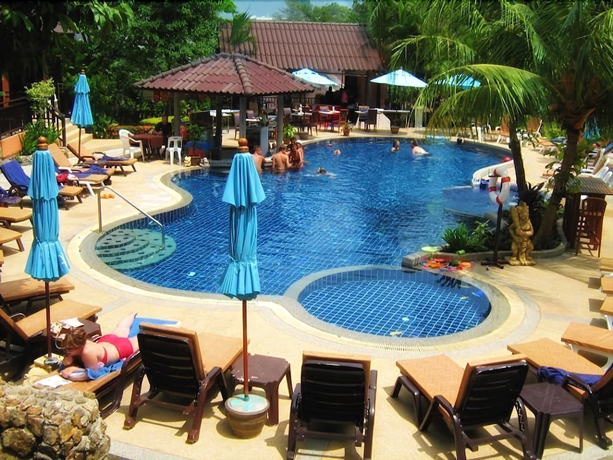 Imagen de la piscina del Hotel The Hill Resort. Foto 16