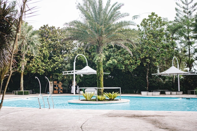 Imagen de la piscina del Hotel The Hill and Resort and Sibolangit. Foto 19