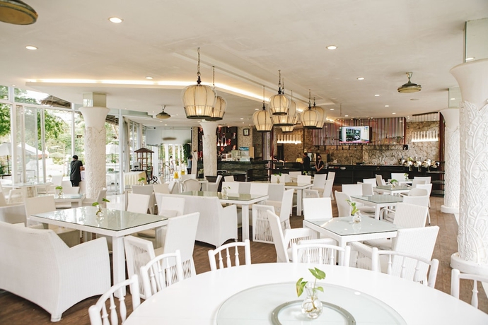 Imagen del bar/restaurante del Hotel The Hill and Resort and Sibolangit. Foto 3