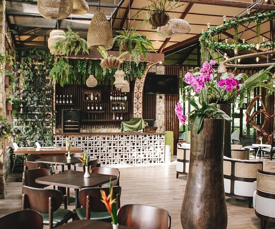 Imagen del bar/restaurante del Hotel The Hill and Resort and Sibolangit. Foto 4