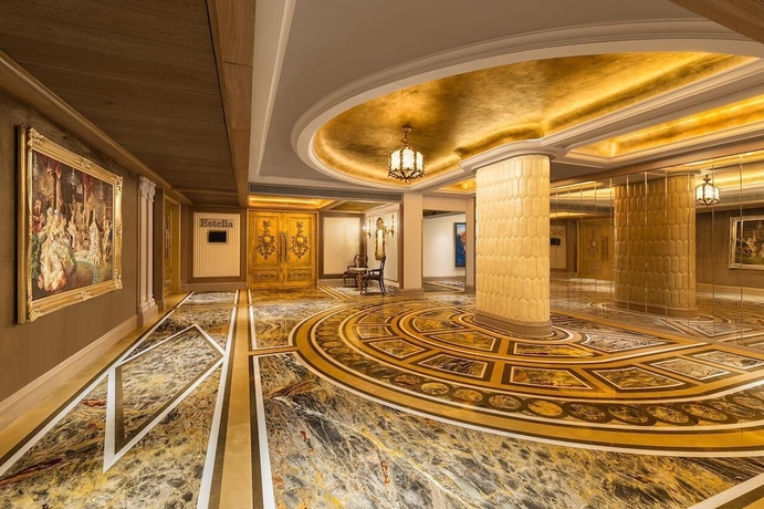 Imagen de los interiores del Hotel The Hillock Ahmedabad. Foto 13