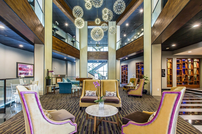 Imagen de los interiores del Hotel The Hills. Foto 16