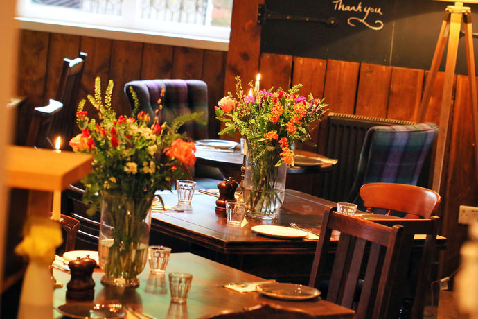 Imagen del bar/restaurante del Hotel The Hind's Head. Foto 1