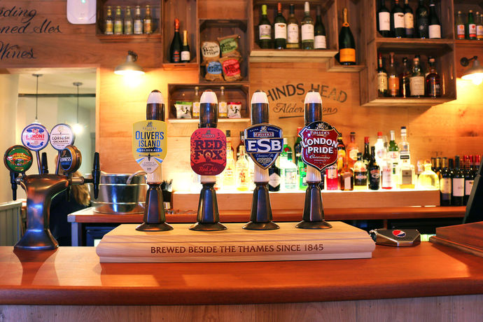 Imagen del bar/restaurante del Hotel The Hind's Head. Foto 2