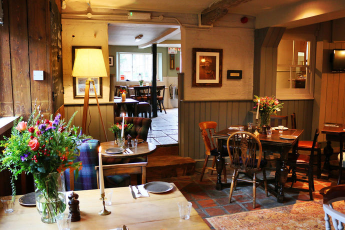Imagen del bar/restaurante del Hotel The Hind's Head. Foto 5