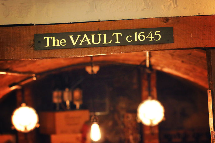 Imagen del bar/restaurante del Hotel The Hind's Head. Foto 10
